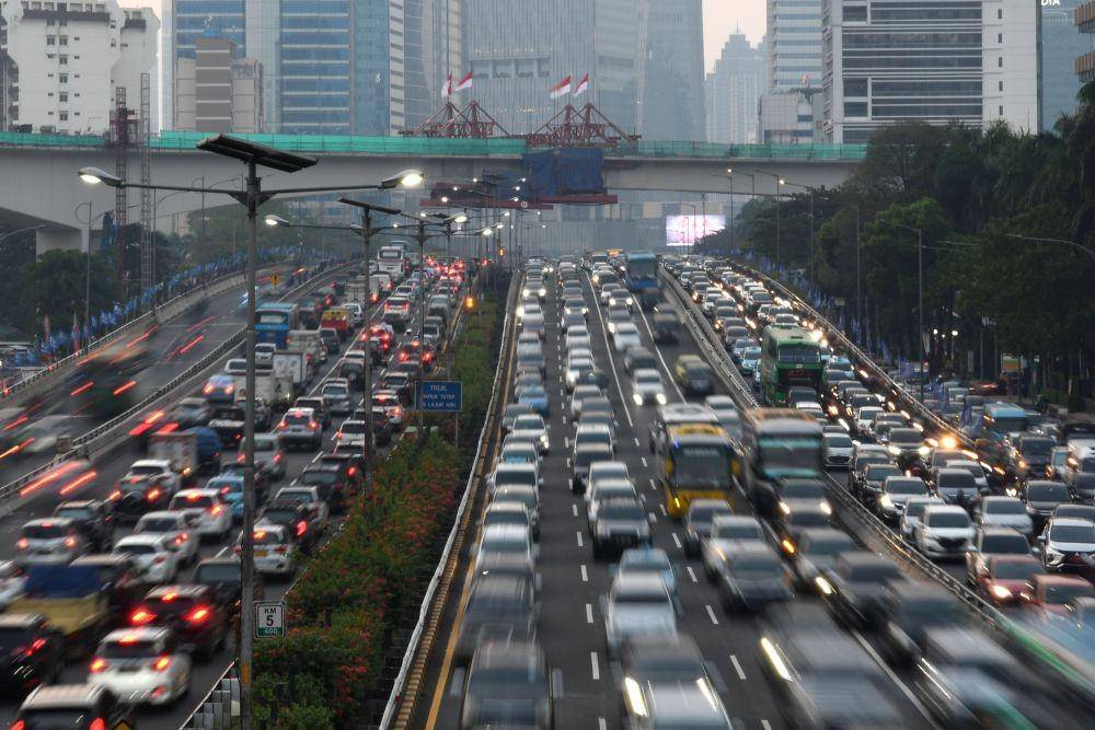 (Sejumlah kendaraan bermotor melintas dengan latar belakang pembangunan 'longspan' atau bentangan beton panjang lintasan Light Rail Transit (LRT) di Kuningan, Jakarta) ANTARA FOTO/Aditya Pradana Putra