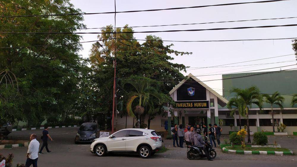 Aparat kepolisian jajaran Polrestabes Makassar berjaga di lingkungan kampus UMI / Sahrul Ramadan