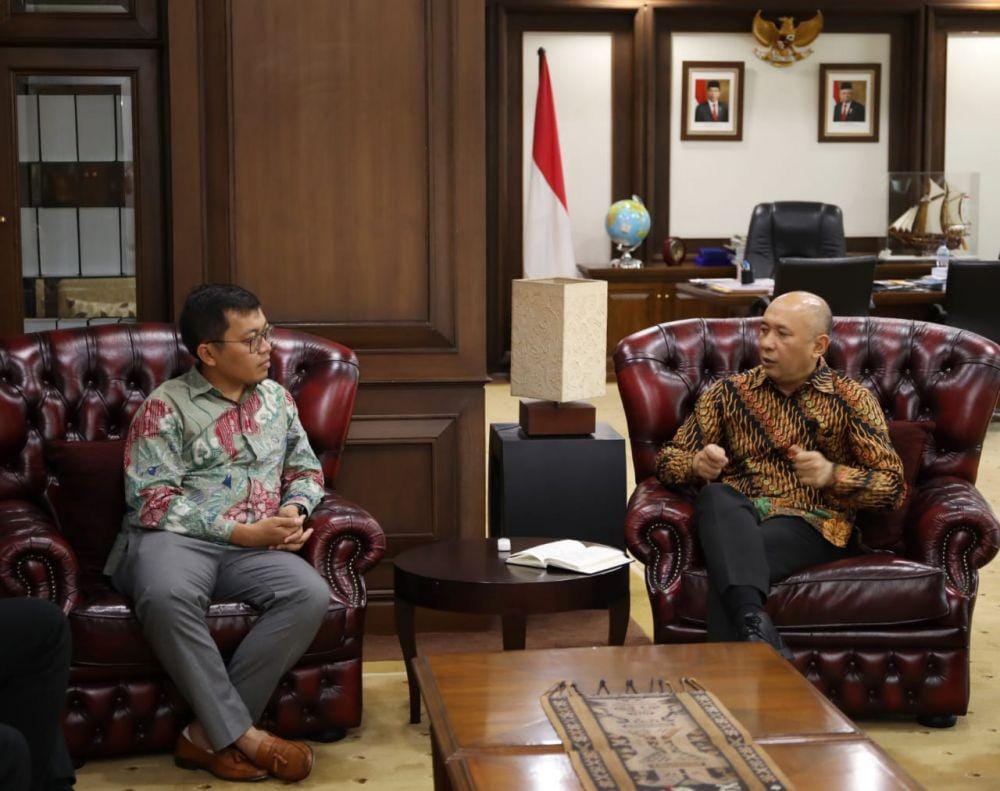 CEO Bukalapak Achmad Zaky bertemu dengan Menteri Koperasi dan UKM Teten Masduki. (Dok. Humas Kemenkop UKM)