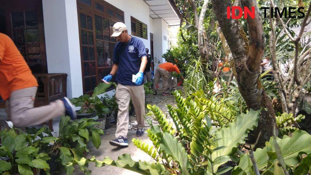 Tim labfor olah TKP di rumah mertua Bupati Bantul Suharsono. IDN Times/ Daruwaskiya