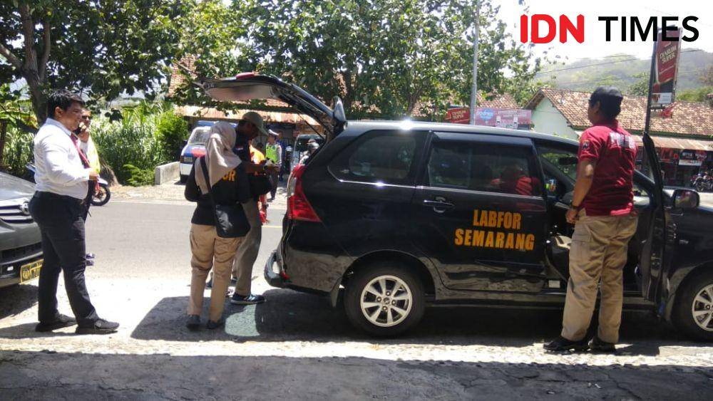 Tim labfor olah TKP di rumah mertua Bupati Bantul Suharsono. IDN Times/Daruwaskita