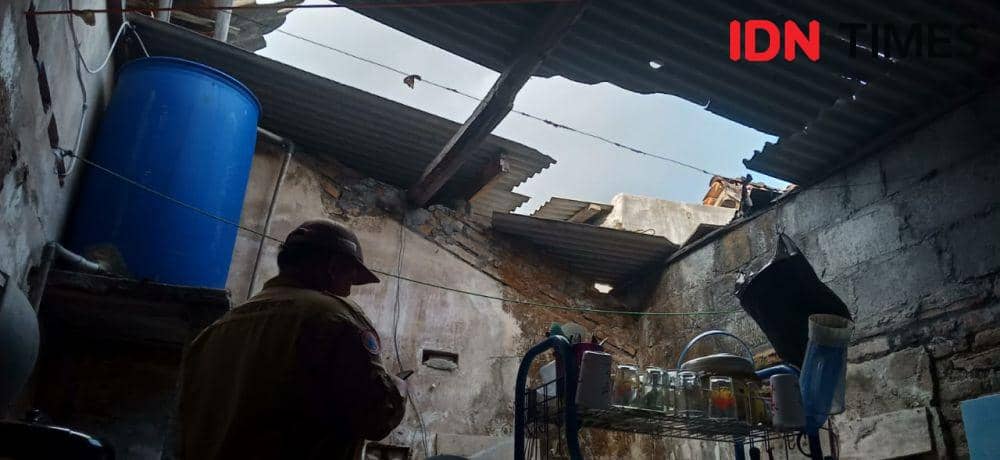Atap rumah warga beterbangan diterjang angin kencang.IDN Times/Daruwaskita