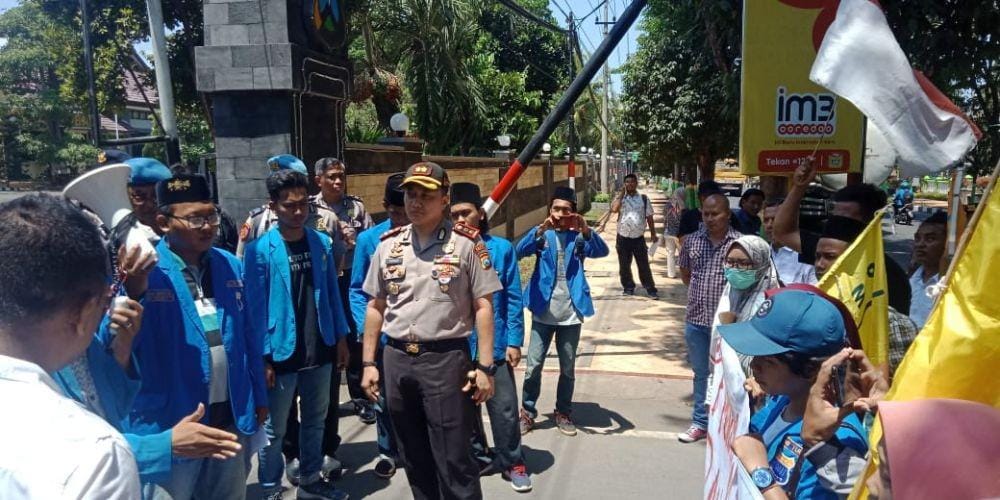 Puluhan mahasiswa di Tuban menggelar aksi unjuk rasa di depan pintu masuk Mapolres Tuban, mereka menuntut agar oknum polisi nakal ditindak. IDN Times/Imron