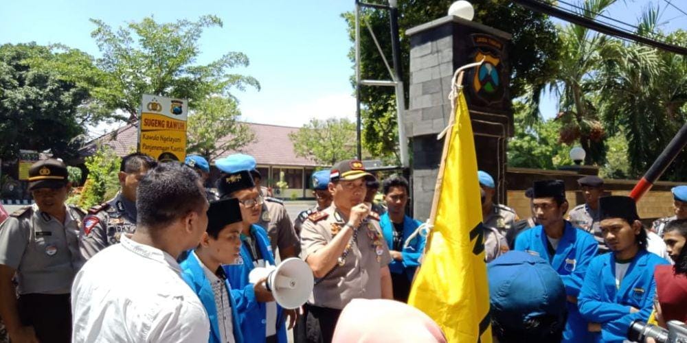 Kapolres Tuban AKBP Nanang Haryono saat menemui para demonstran di depan pintu masuk Mapolres. IDN Times/Imron