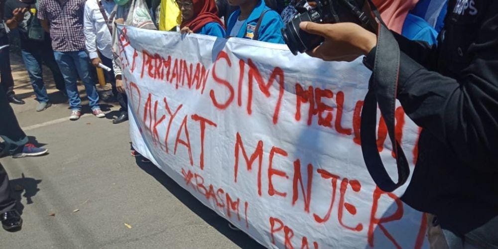 Puluhan mahasiswa di Tuban menggelar aksi unjuk rasa di depan pintu masuk Mapolres Tuban, mereka menuntut agar oknum polisi nakal ditindak. IDN Times/Imron