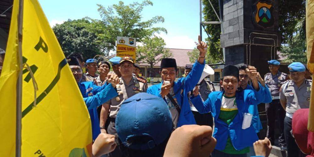 Puluhan mahasiswa di Tuban menggelar aksi unjuk rasa di depan pintu masuk Mapolres Tuban, mereka menuntut agar oknum polisi nakal ditindak. IDN Times/Imron