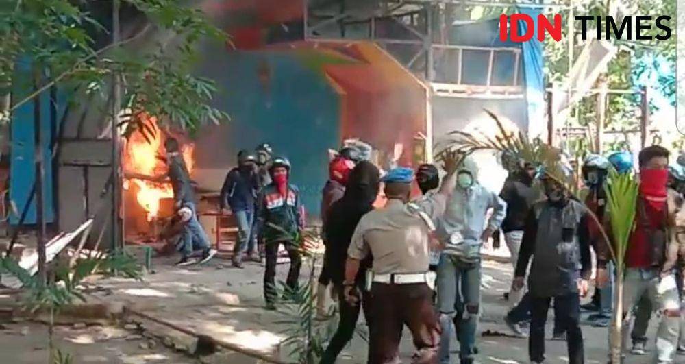 Penyerangan dan pembakaran ratusan orang di sekretariat Mapala UMI, Senin (18/11) / Sahrul Ramadan
