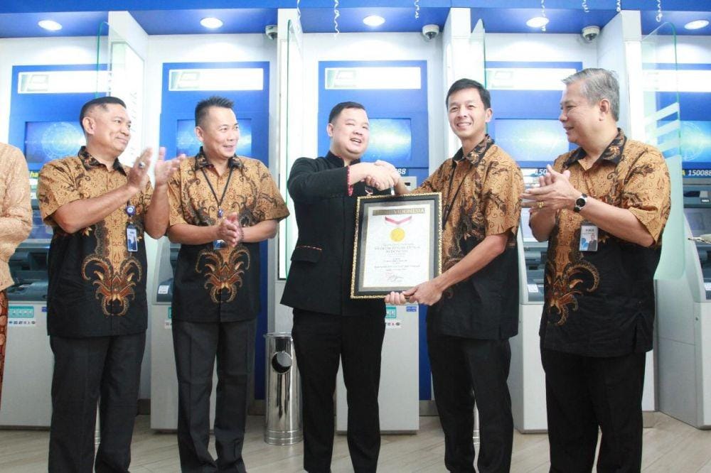 BCA menerima penghargaan Rekor Muri. Dok Bank BCA