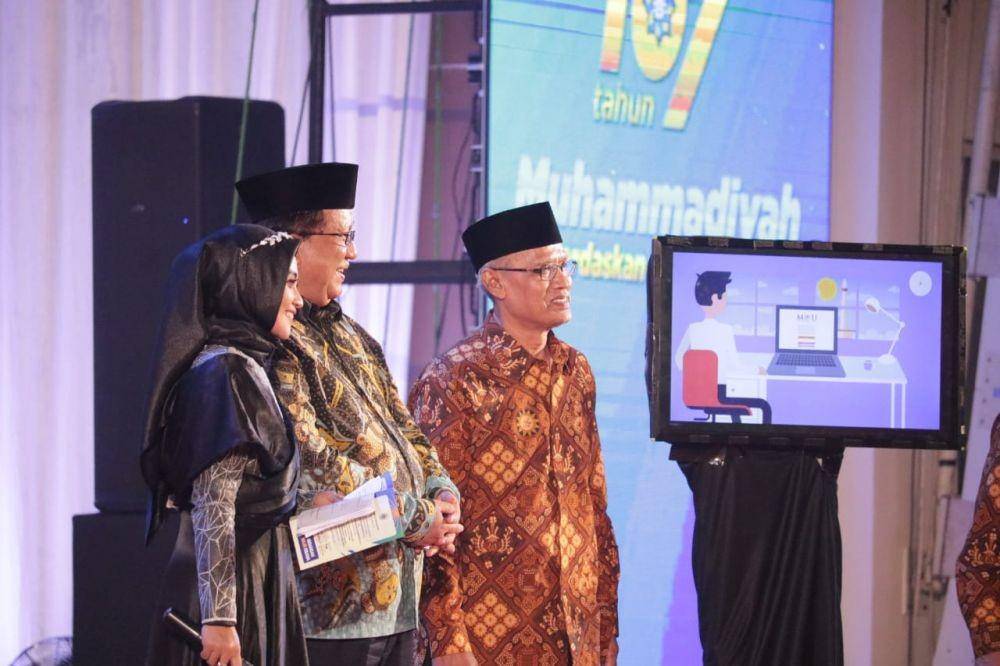Ketum PP Muhammadiyah Haedar Nashir (kanan) dalam acara Milad Muhammadiyah Ke 107 di Gedung Sportorium UMY, Senin (18/11). IDN Times/Humas dan Protokol UMY
