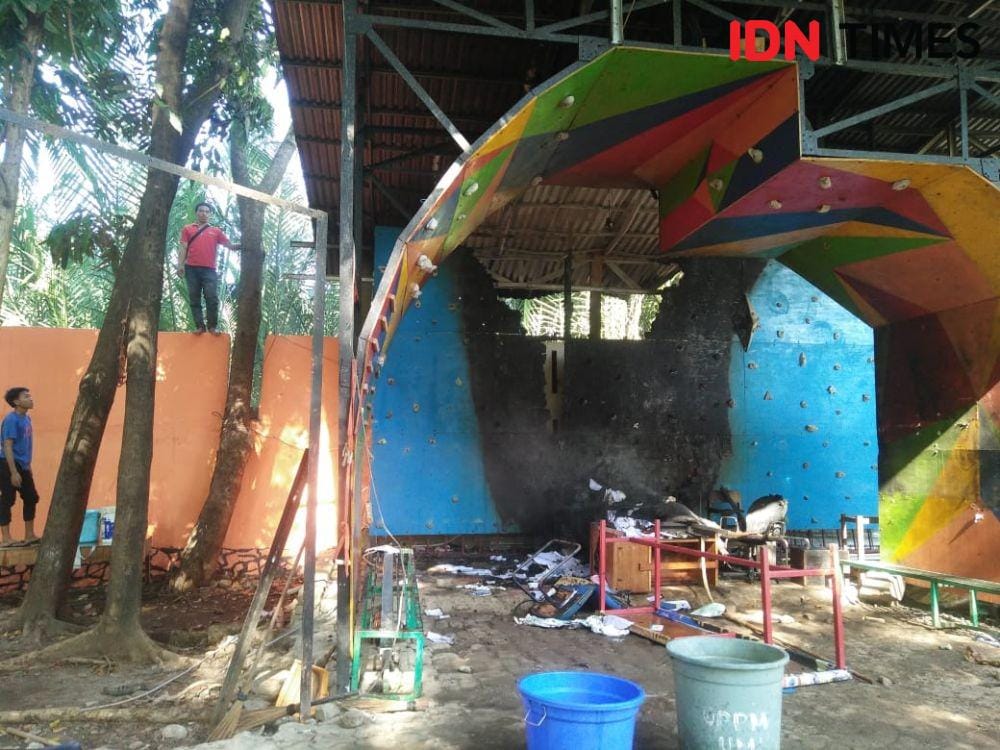 Kondisi Sekretariat Mapala UMI pascapenyerangan ratusan orang berpenutup muka, Senin (18/11) / Sahrul Ramadan