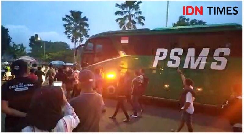 Suporter mengadang bus PSMS Medan saat keluar Stadion Jakabaring (IDN Times/Feny Maulia)