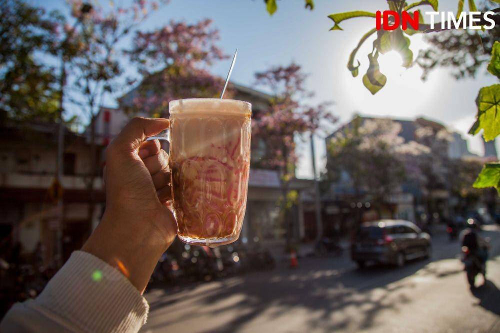 Suasana minum es dawet Cak Minto dengan pemandangan pohon Tabebuya (19 November 2019). IDN Times/Reza Iqbal