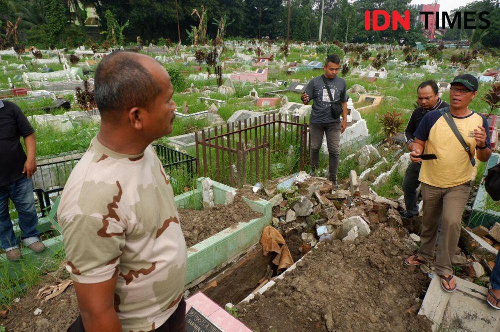 Penjaga TPU menunjukkan makam terduga teroris di Medan RMN yang sudah digali sejak pekan lalu (IDN Times/Prayugo Utomo)