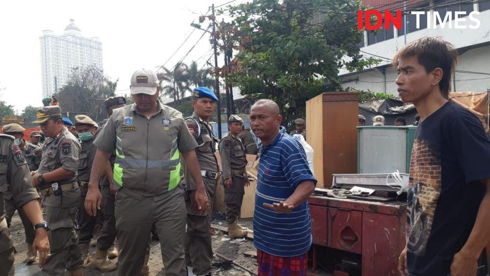 Lokasi penggusuran di Jalan Agung Perkasa VIII, Sunter Agung, Jakarta Utara. Warga tampak bertahan di antara puing-puing yang tersisa (IDN Times/Margith Juita Damanik)