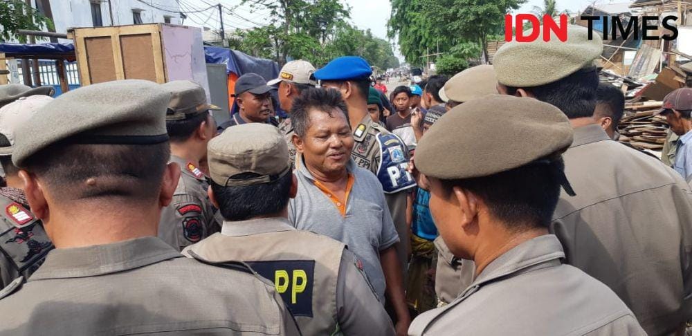 Lokasi penggusuran di Jalan Agung Perkasa VIII, Sunter Agung, Jakarta Utara. Warga tampak bertahan di antara puing-puing yang tersisa (IDN Times/Margith Juita Damanik)