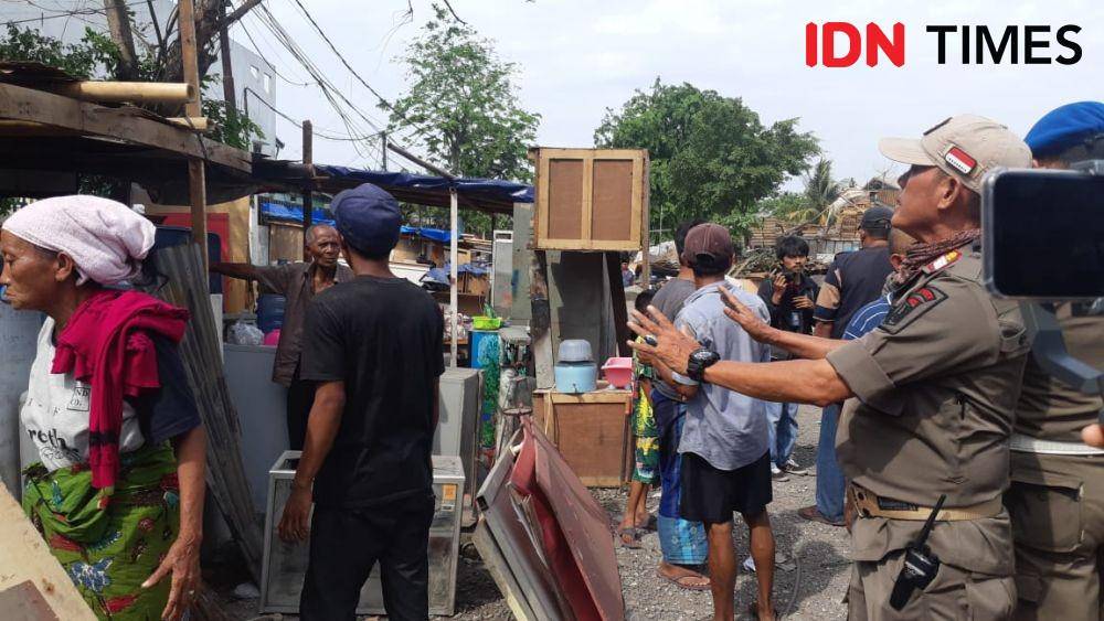 Lokasi penggusuran di Jalan Agung Perkasa VIII, Sunter Agung, Jakarta Utara. Warga tampak bertahan di antara puing-puing yang tersisa (IDN Times/Margith Juita Damanik)