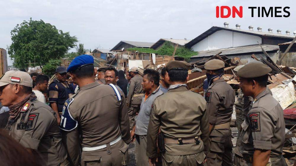 Lokasi penggusuran di Jalan Agung Perkasa VIII, Sunter Agung, Jakarta Utara. Warga tampak bertahan di antara puing-puing yang tersisa (IDN Times/Margith Juita Damanik)
