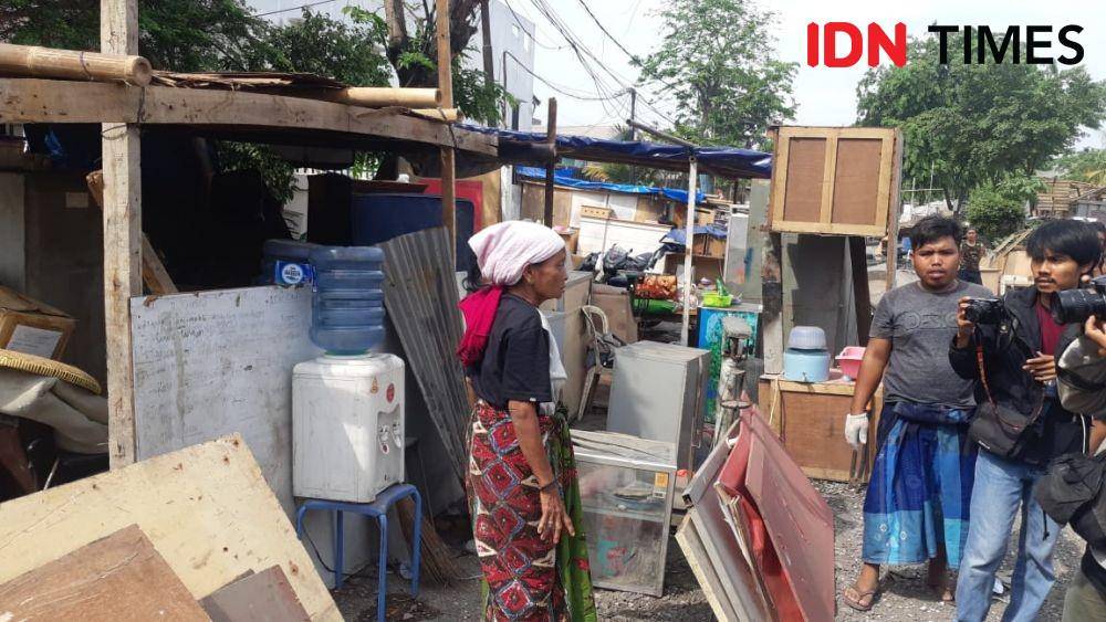 Lokasi penggusuran di Jalan Agung Perkasa VIII, Sunter Agung, Jakarta Utara. Warga tampak bertahan di antara puing-puing yang tersisa (IDN Times/Margith Juita Damanik)
