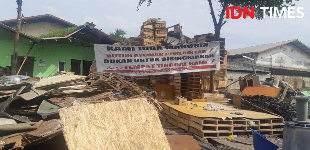 Lokasi penggusuran di Jalan Agung Perkasa VIII, Sunter Agung, Jakarta Utara. Warga tampak bertahan di antara puing-puing yang tersisa (IDN Times/Margith Juita Damanik)