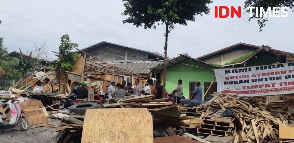 Lokasi penggusuran di Jalan Agung Perkasa VIII, Sunter Agung, Jakarta Utara. Warga tampak bertahan di antara puing-puing yang tersisa (IDN Times/Margith Juita Damanik)