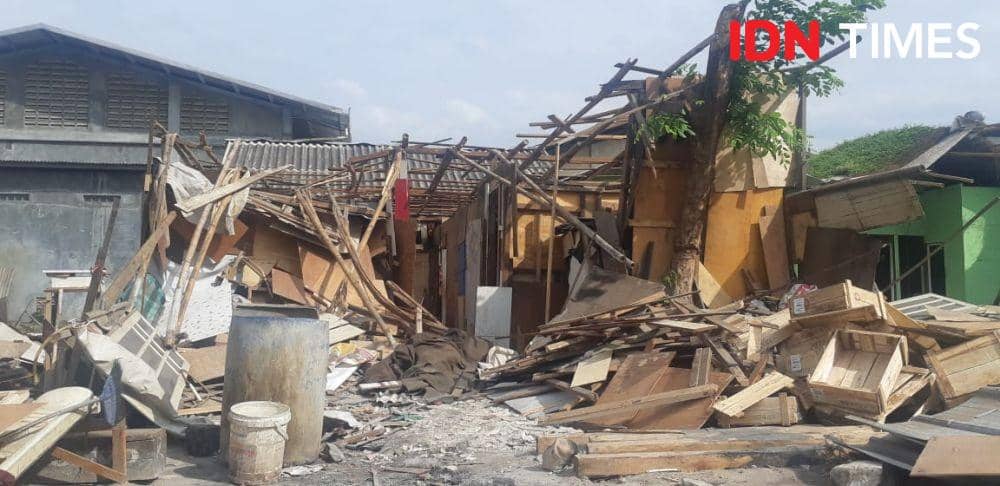 Lokasi penggusuran di Jalan Agung Perkasa VIII, Sunter Agung, Jakarta Utara. Warga tampak bertahan di antara puing-puing yang tersisa (IDN Times/Margith Juita Damanik)