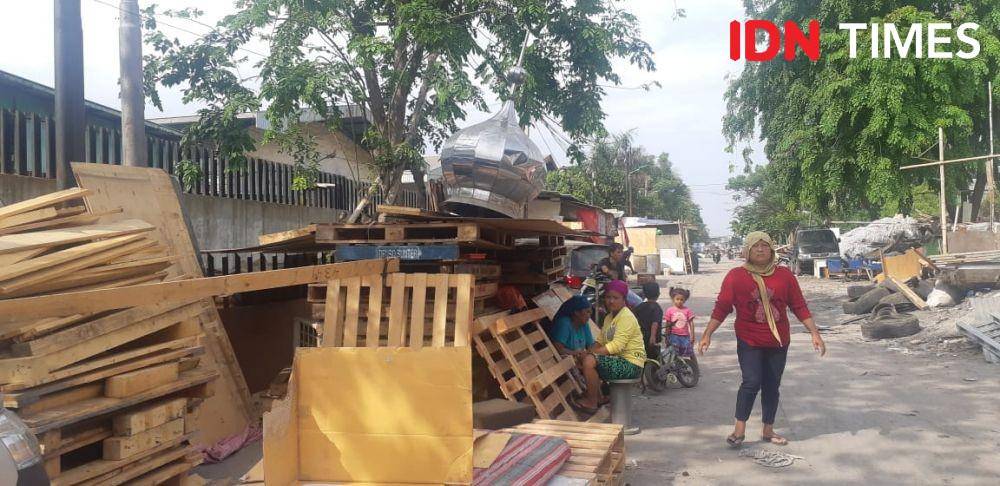 Lokasi penggusuran di Jalan Agung Perkasa VIII, Sunter Agung, Jakarta Utara. Warga tampak bertahan di antara puing-puing yang tersisa (IDN Times/Margith Juita Damanik)