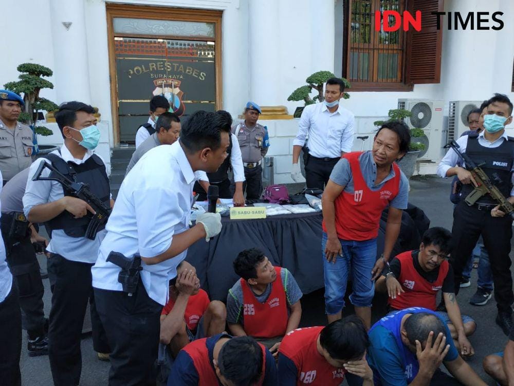 Subandrio (kanan), pengedar narkoba yang mengaku sebagai pers ketika ditanyai oleh Kasatreskoba Kompol Memo Ardian di Mapolrestabes Surabaya, Senin (18/11). IDN Times/Fitria Madia
