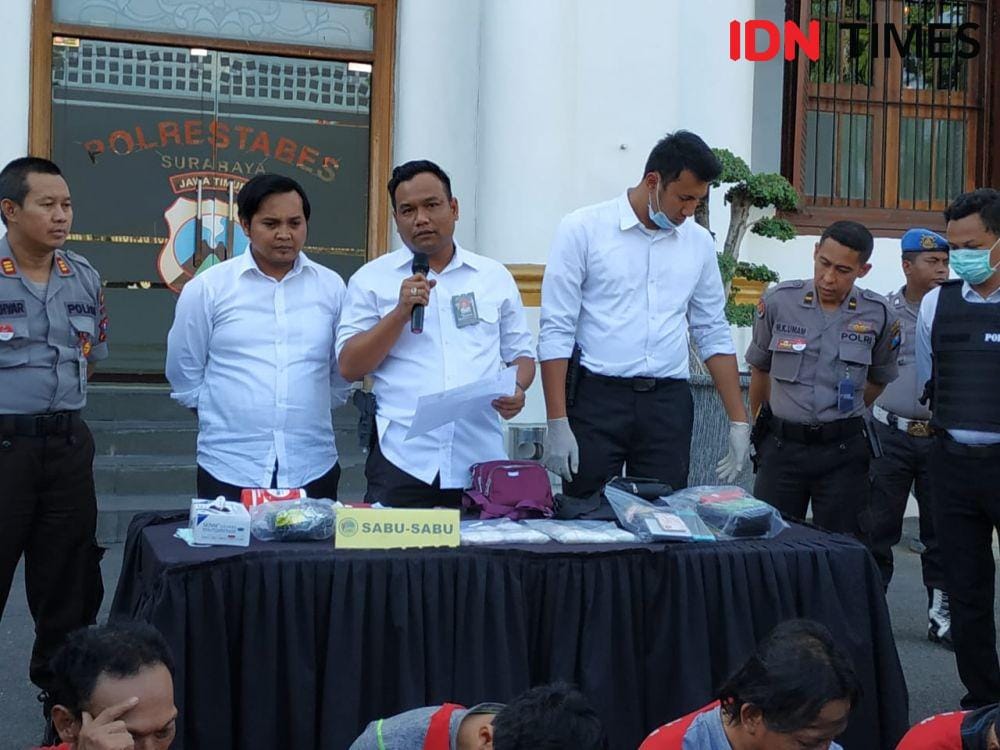 Kasatreskoba Polrestabes Surabaya Kompol Memo Ardian (tengah) saat konfersi pers, Senin (18/11). IDN Times/Fitria Madia