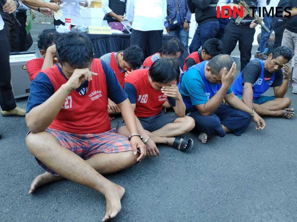 Kasatreskoba Polrestabes Surabaya Kompol Memo Ardian (tengah) saat konfersi pers, Senin (18/11). IDN Times/Fitria Madia