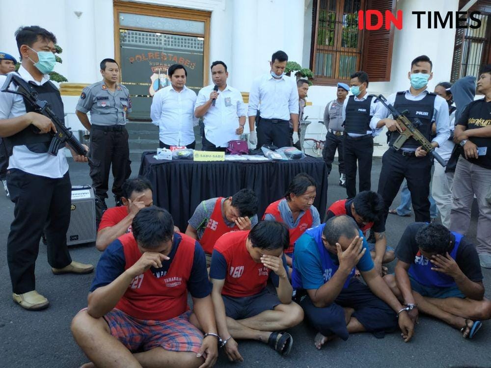 Suasana konferensi pers pengedaran narkoba Jatim di Mapolrestabes Surabaya, Senin (18/11). IDN Times/Fitria Madia.