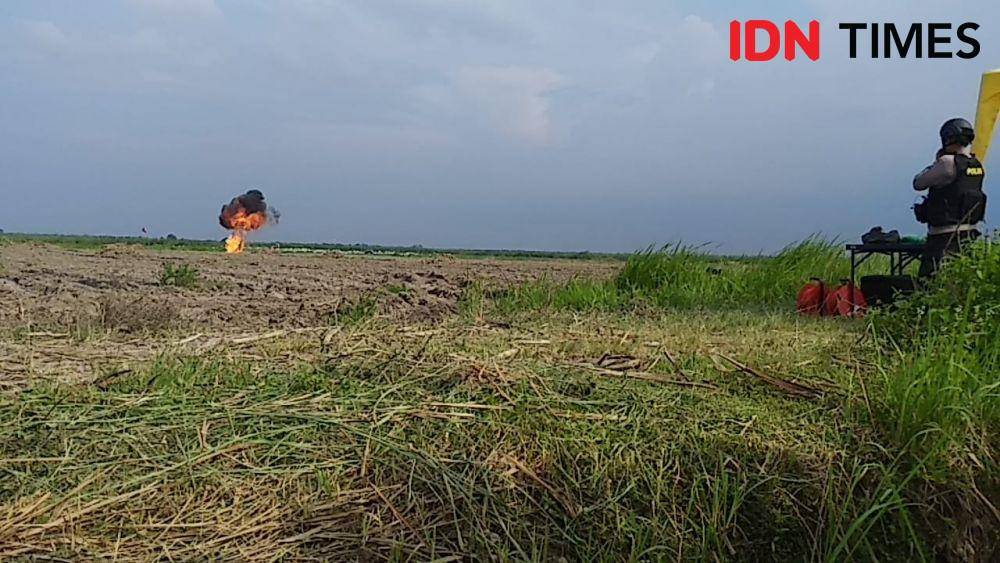 Petugas gabungan memusnahkan bom yang disita dari terduga teroris (IDN Times/Fadly Syahputra)