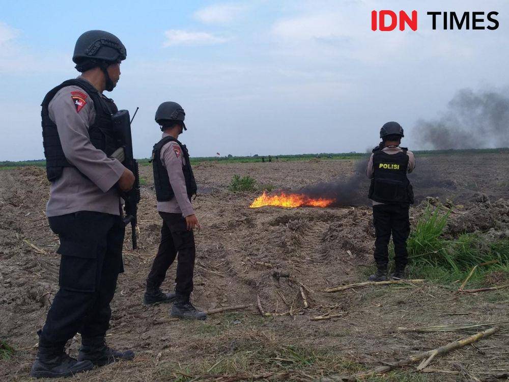 Petugas gabungan memusnahkan bom yang disita dari terduga teroris (IDN Times/Fadly Syahputra)