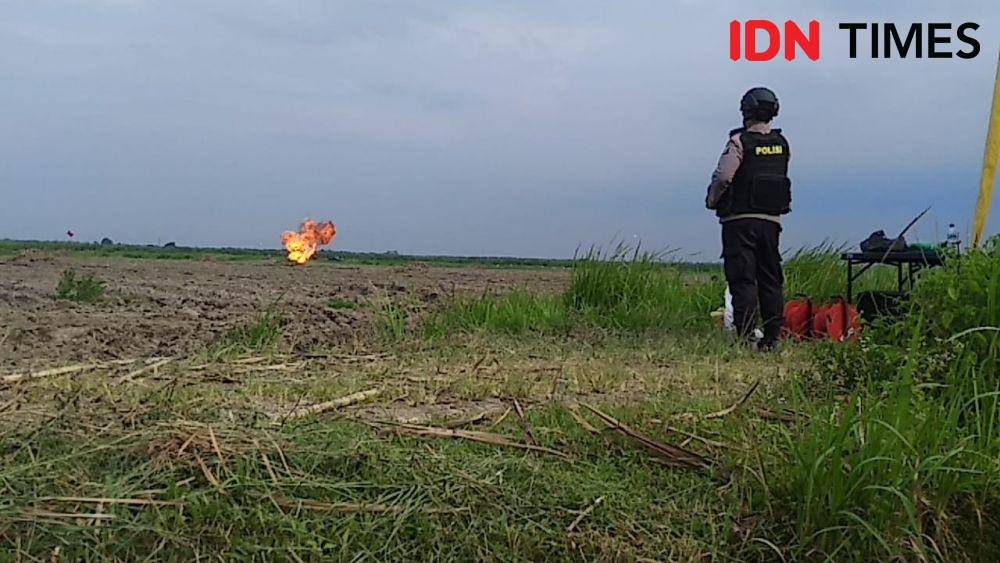 Petugas gabungan memusnahkan bom yang disita dari terduga teroris (IDN Times/Fadly Syahputra)