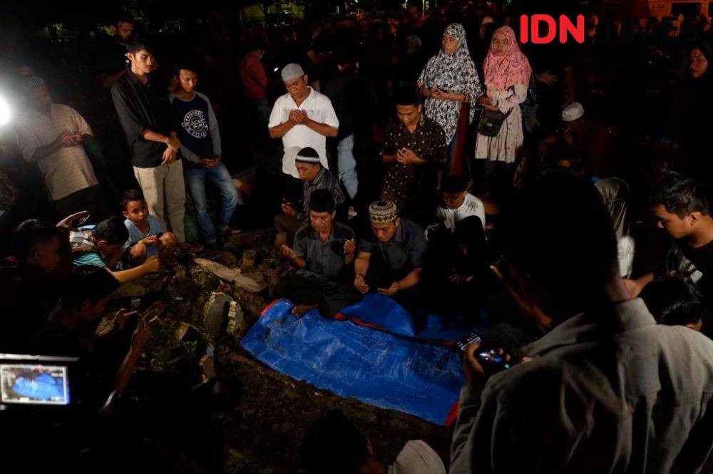 Pemakaman jenazah terduga pelaku bom bunuh diri di Polrestabes Medan (IDN Times/Prayugo Utomo)