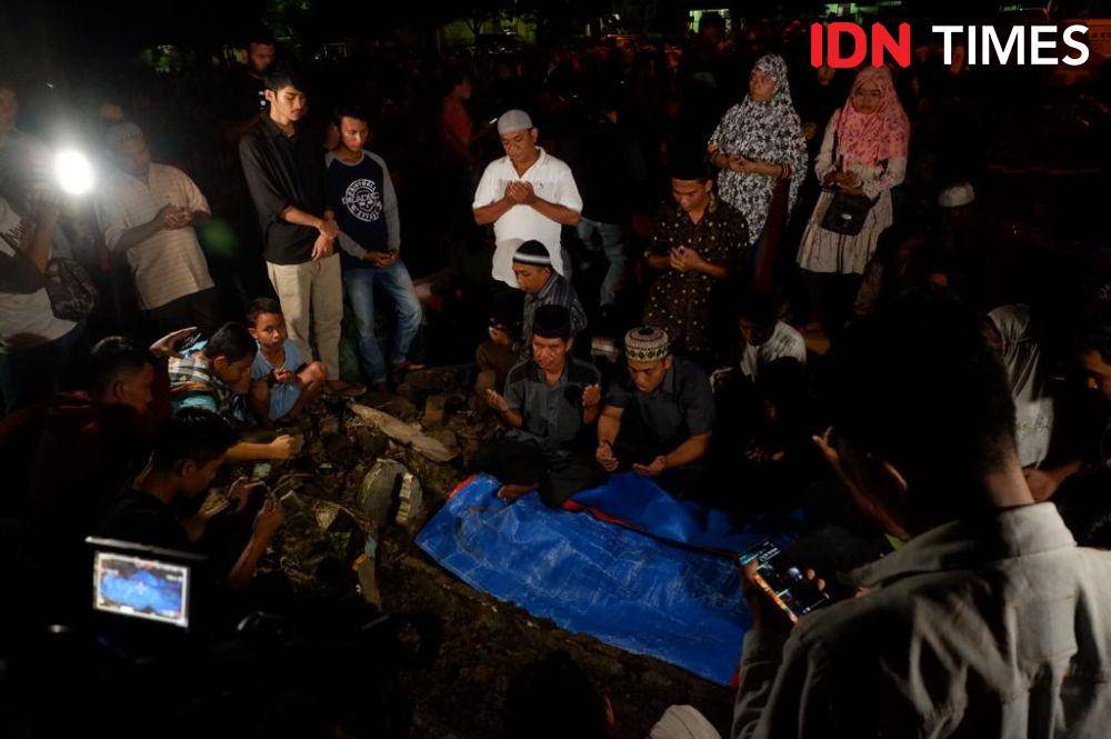 Pemakaman jenazah terduga pelaku bom bunuh diri di Polrestabes Medan (IDN Times/Prayugo Utomo)
