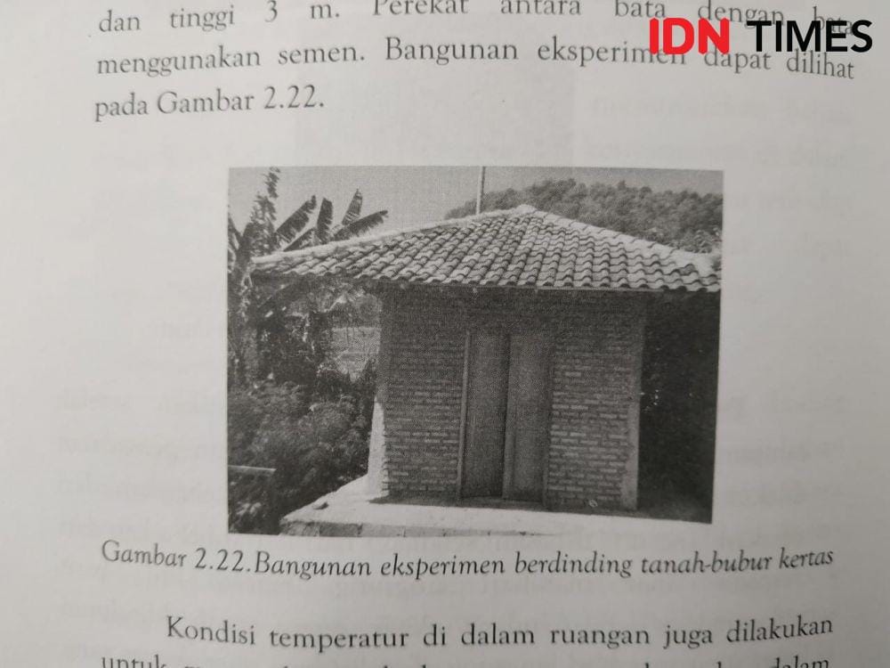 Bangunan eksperimen berdinding tanah-bubur kertas. Repro IDN Times/Fitira Madia