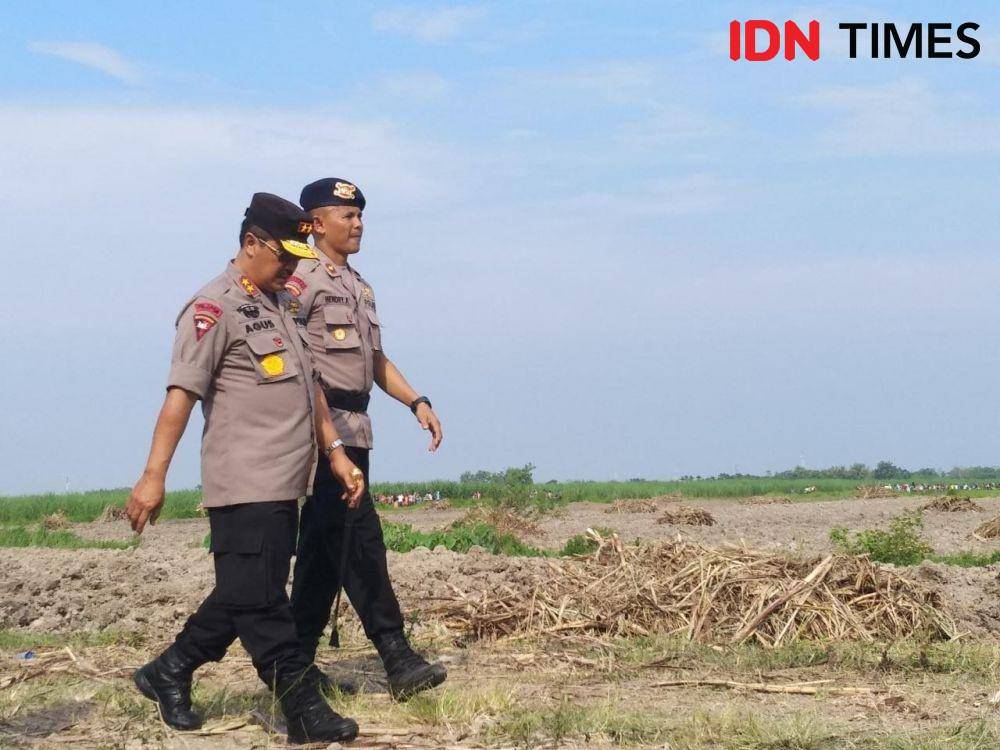Kapolda Sumut Agus Andrianto berjalan di lokasi pemusnahan bom