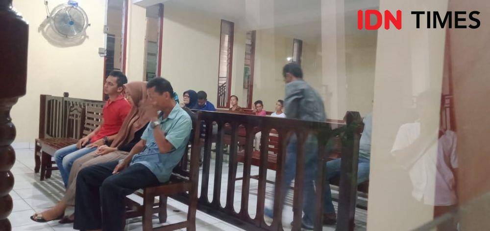 Ayah korban menangis saat sidang pembunuhan karyawati bank (IDN Times/Hendra Simanjuntak)
