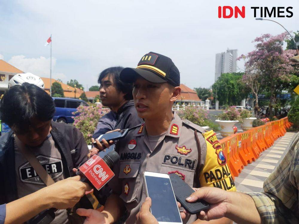 Kapolsek Genteng Anggi Saputra Ibrahim saat diwawancarai, Selasa (19/11). IDN Times/Ardiansyah Fajar