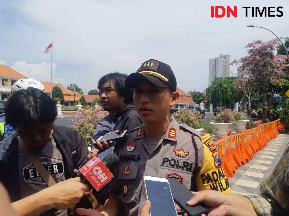Kapolsek Genteng Anggi Saputra Ibrahim saat diwawancarai, Selasa (19/11). IDN Times/Ardiansyah Fajar