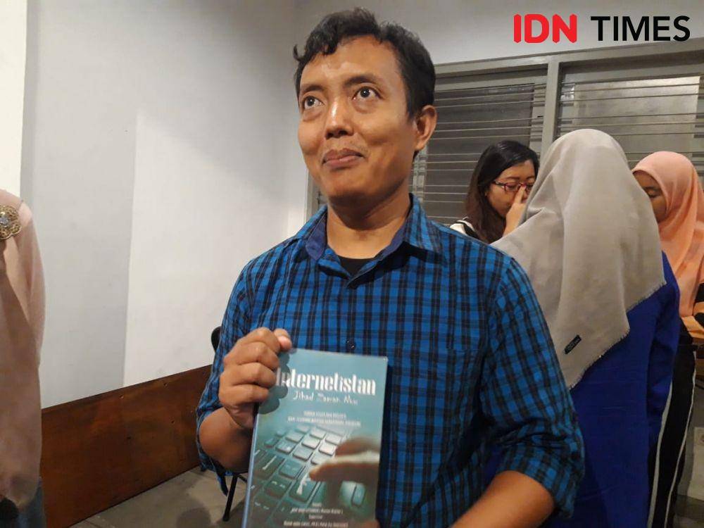 Arif Tuban saat menunjukkan bukunya "Internetistan", Senin (18/11). IDN Times/Fitria Madia