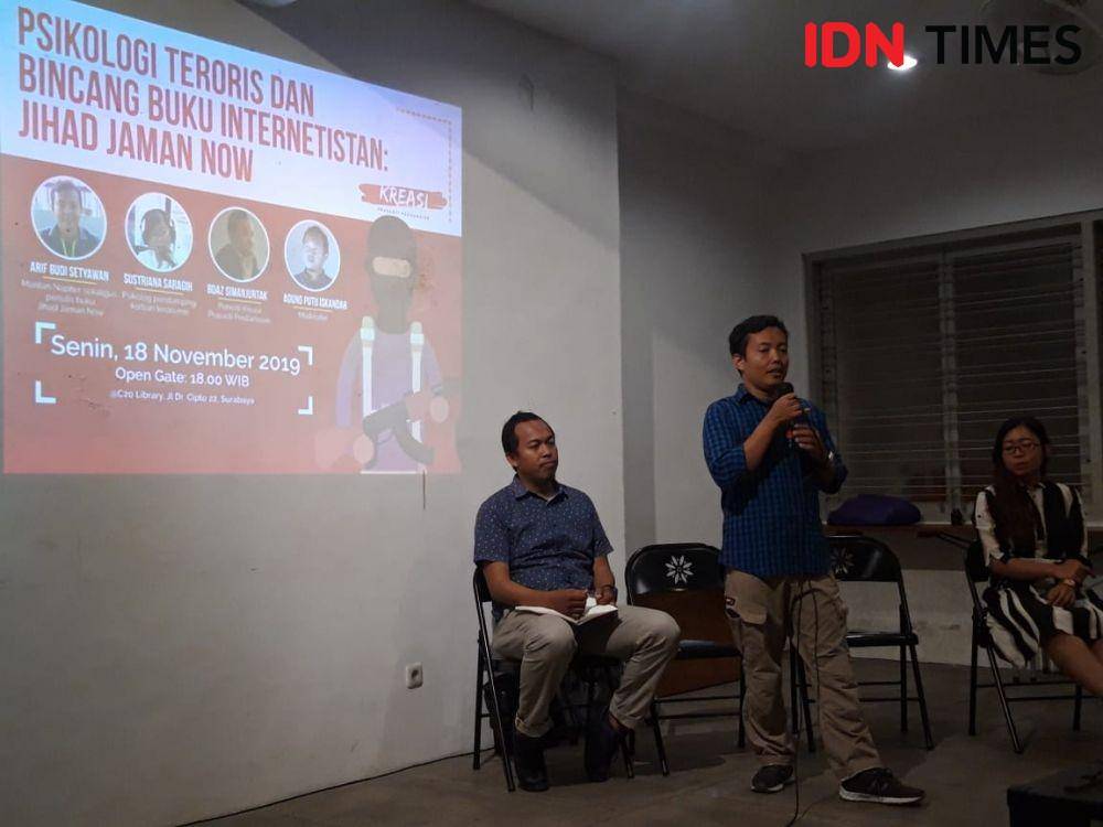 Arif Tuban saat menjadi pembicara sebuah diskusi di Surabaya, Senin (18/11). IDN Times/Fitria Madia