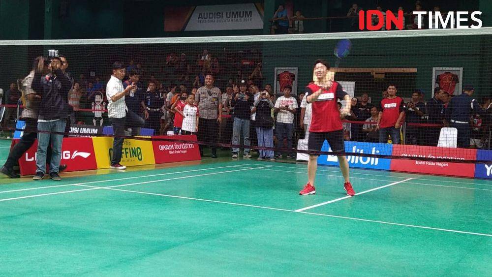 Kapolda Jawa Tengah dan Liliyana Natsir / Butet di PB Bulutangkis Djarum, Kudus (IDN Times/Shemi)