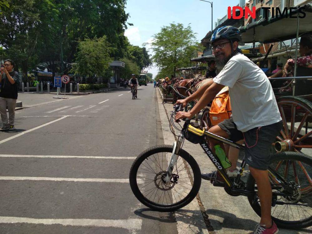 Pesepeda menikmati jalan Malioboro yang bebas dari kendaraan bermotor. IDN Times/Febriana Sinta