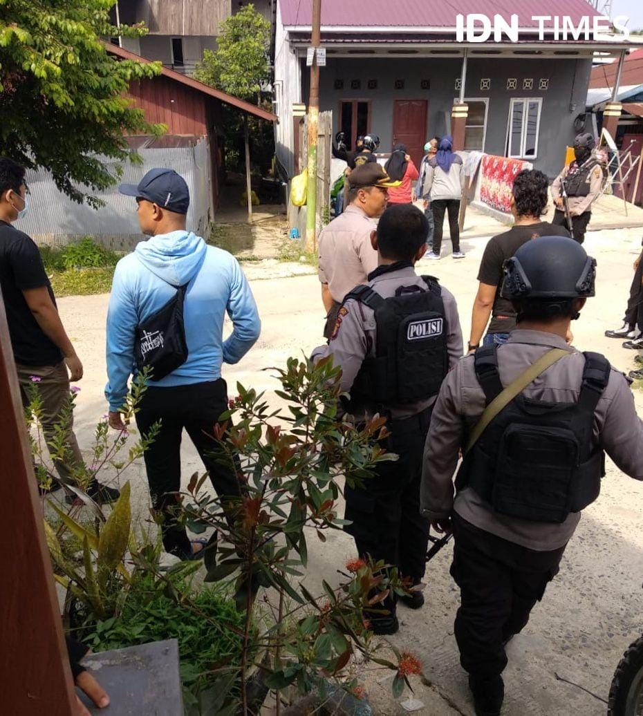 Polisi saat menggeledah lokasi terduga teroris di Jalan Sultan Alimuddin, Gang Ketapang, Samarinda (IDN Times/Yuda Almerio)