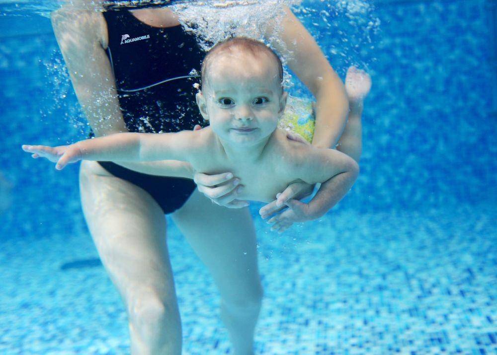 bayi berenang