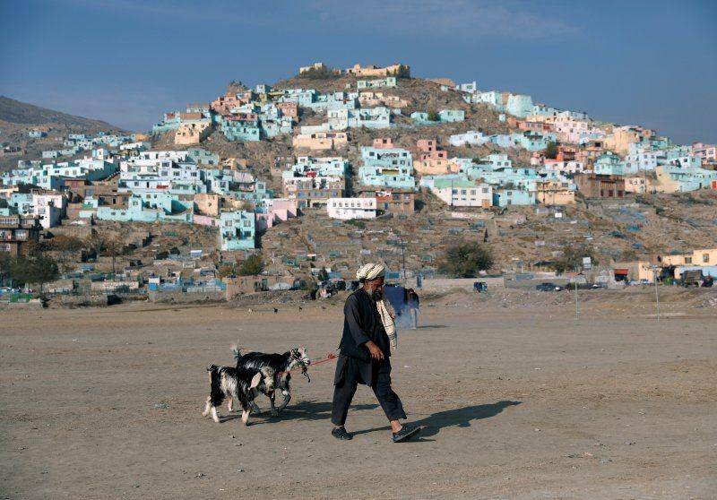 Seorang pria berjalan bersama kambingnya di kota tua Kabul, Afghanistan, pada 17 November 2019. ANTARA FOTO/REUTERS/Mohammad Ismail