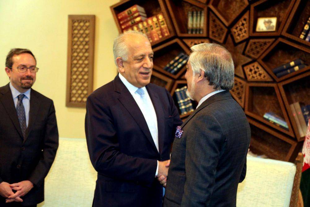 Utusan khusus Amerika Serikat untuk Afganistan Zalmay Khalizad berjabat tangan dengan Kepala eksekutif Afghanistan Abdullah Abdullah di Kabul, Afghanistan, pada 27 Oktober 2019. ANTARA FOTO/Afghan Chief Executive office/Handout via REUTERS
