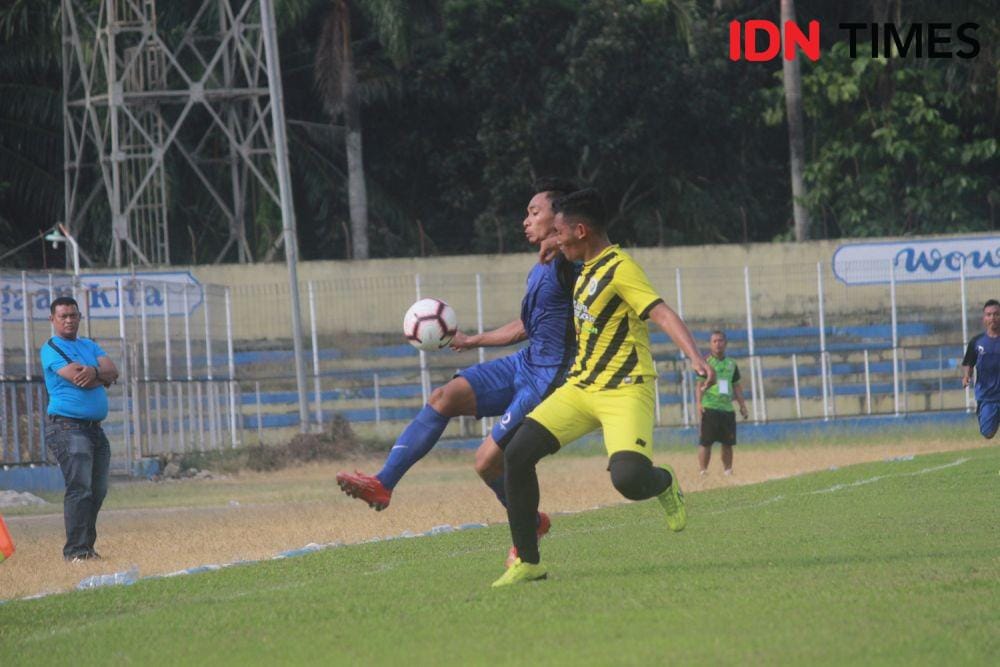 Duel pemain PS Bhinneka vs PS Peusangan Raya di Stadion Baharoeddin Siregar (IDN Times/Doni Hermawan)