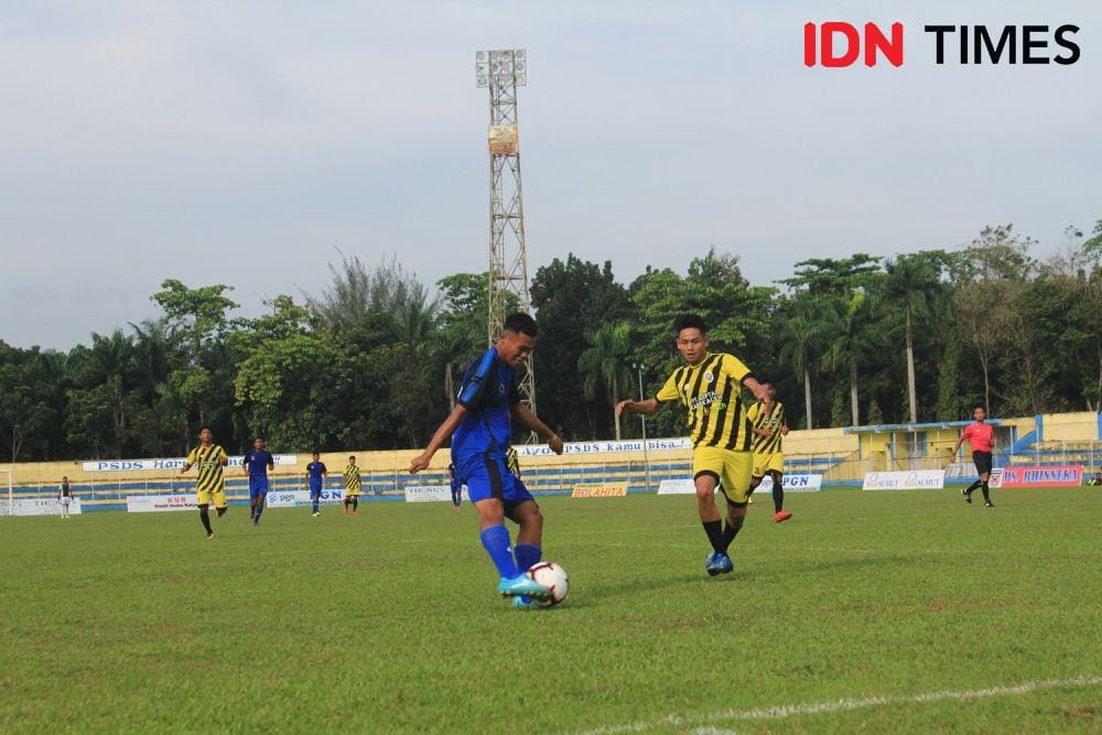 Duel pemain PS Bhinneka vs PS Peusangan Raya di Stadion Baharoeddin Siregar (IDN Times/Doni Hermawan)